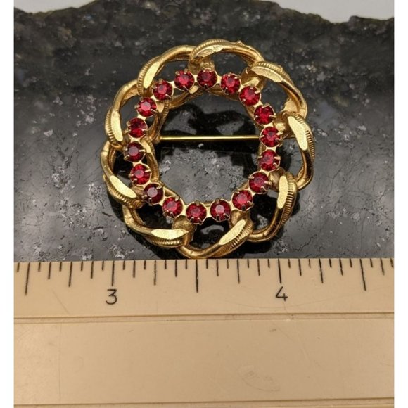 Vintage Gold Tone Brooch Chain Link Wreath Circle Pin Red Rhinestones - Picture 2 of 4